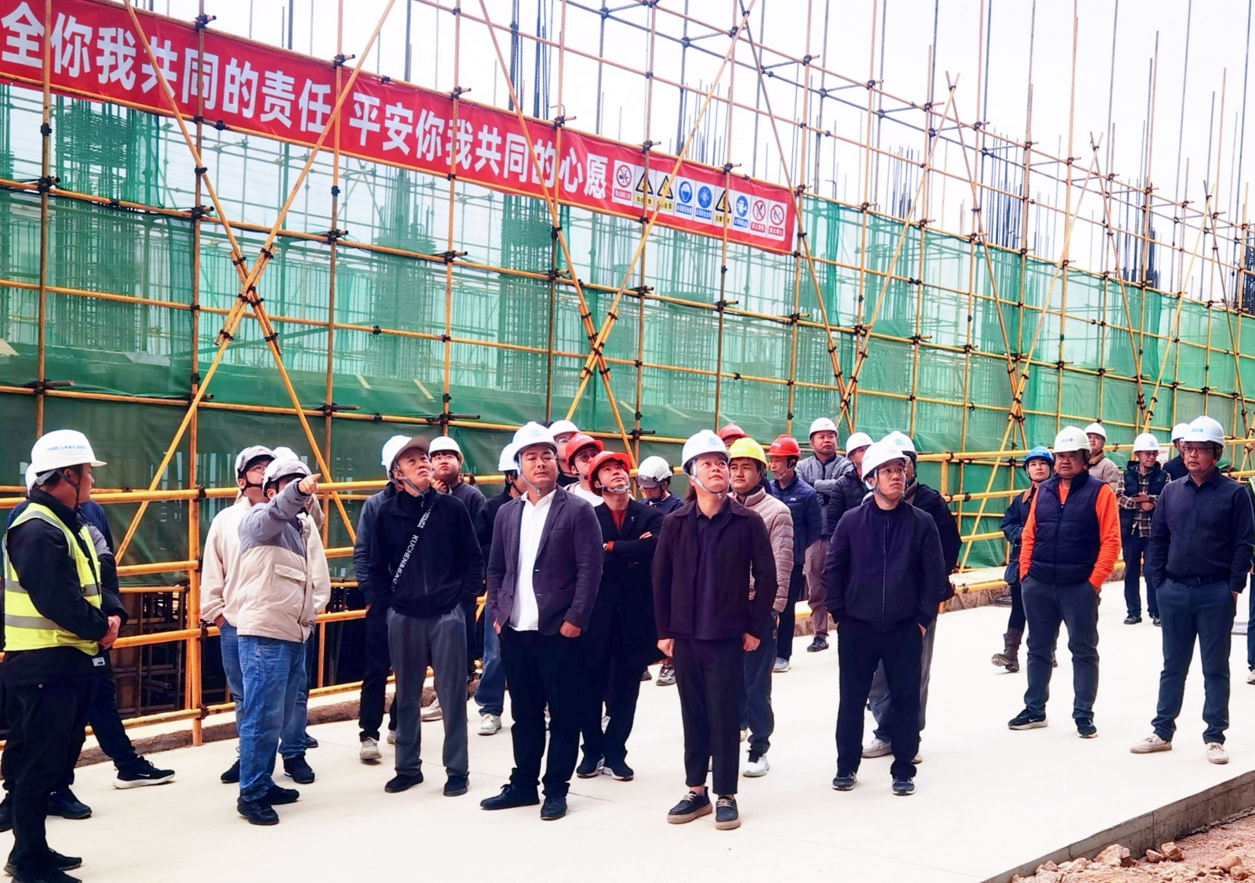 元陽縣住建局到元陽二中項(xiàng)目組織現(xiàn)場(chǎng)觀摩活動(dòng).jpg