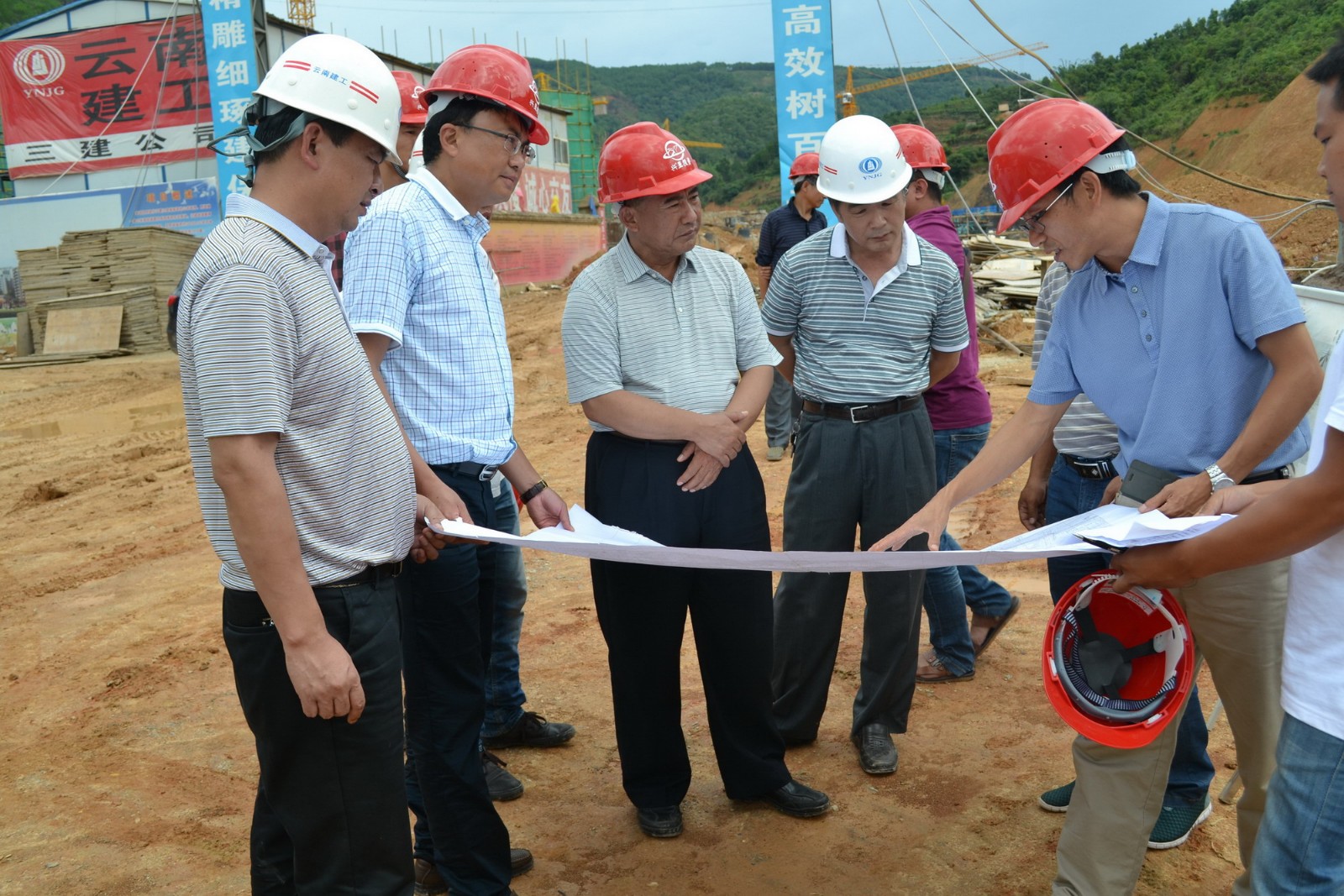 普洱市常務(wù)副市長張善強(qiáng)到墨江公租房項目調(diào)研