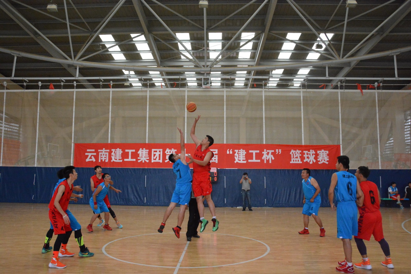 公司籃球隊(duì)小組賽二次得勝