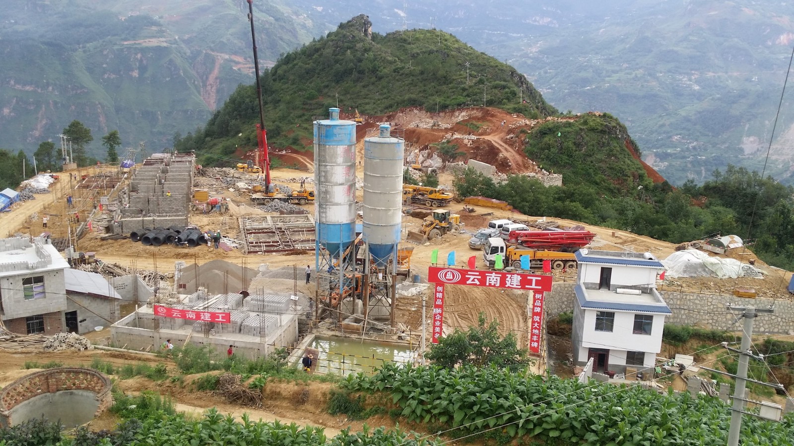 彭云一行看望巧家、魯?shù)闉?zāi)后重建項(xiàng)目管理人員