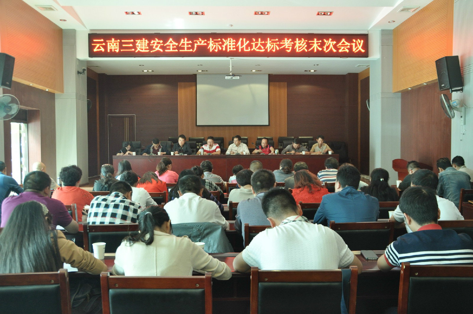 公司通過云南省交通運(yùn)輸建筑施工企業(yè)安全生產(chǎn)標(biāo)準(zhǔn)化達(dá)標(biāo)考評(píng)