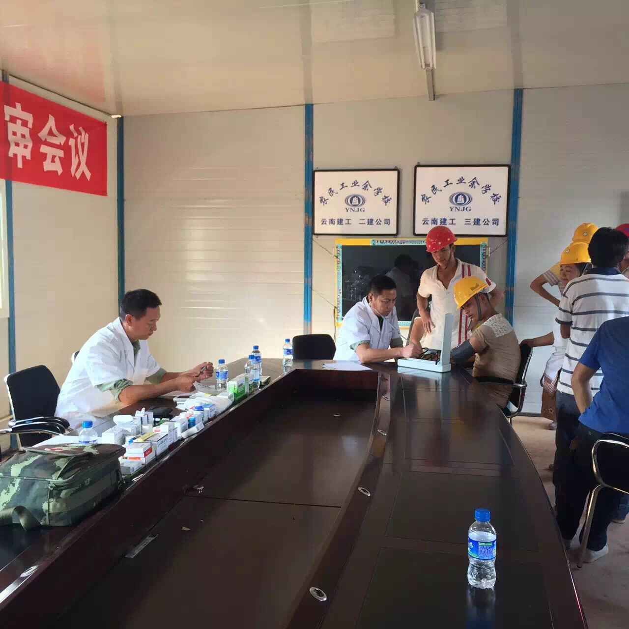 省公安邊防總隊水上支隊軍醫(yī)為第三項目部公安邊防公寓房項目職工及農(nóng)民工進(jìn)行無償體檢
