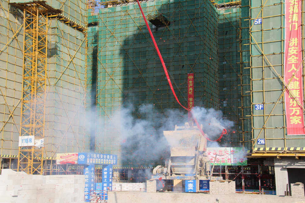 六直管保山市工貿(mào)園區(qū)2014年公租房 （一號啟動區(qū)）2棟順利封頂