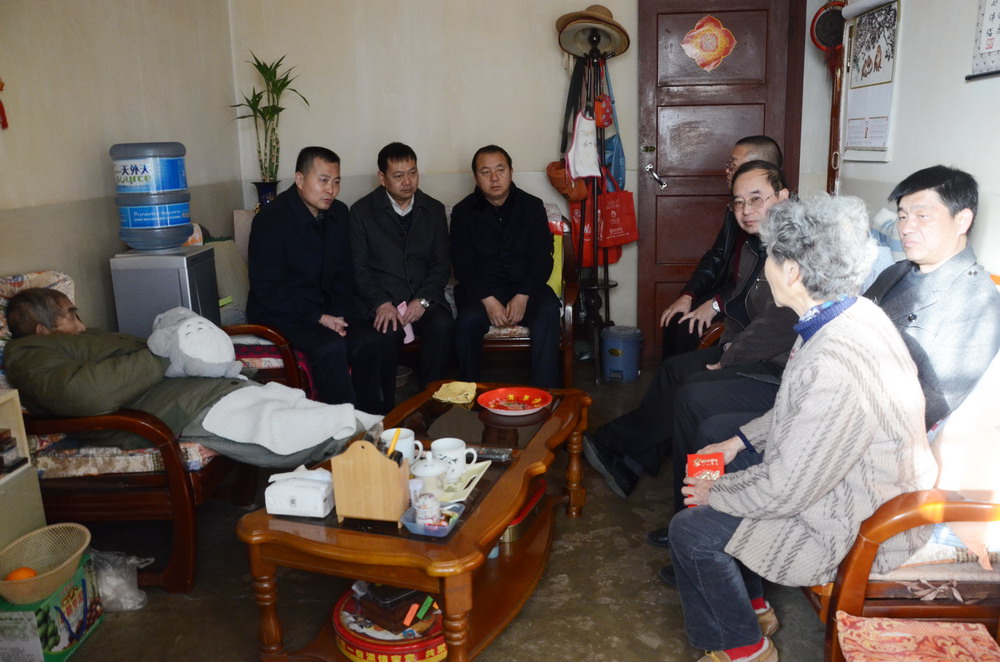 集團(tuán)和公司兩級(jí)領(lǐng)導(dǎo)走訪慰問困難黨員和職工