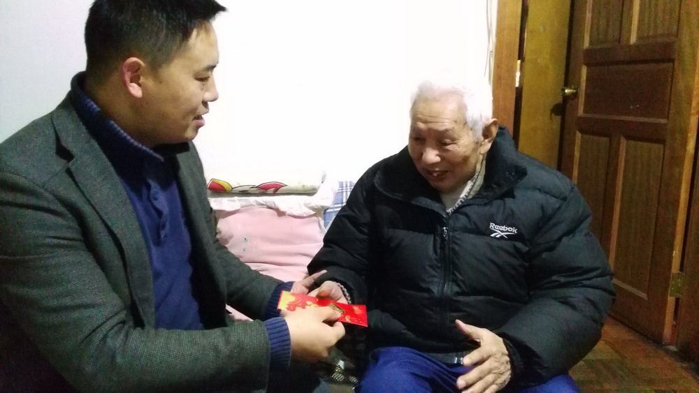 公司兩直管部慰問(wèn)離退休困難職工