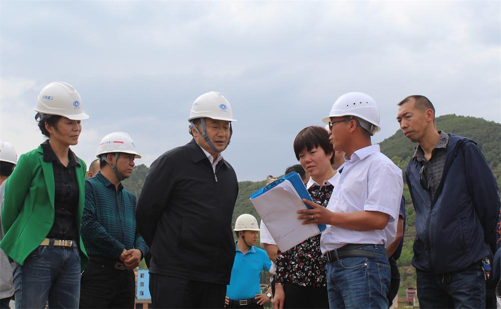副省長(zhǎng)張祖林到魯?shù)椤?.03”災(zāi)后恢復(fù)重建學(xué)校項(xiàng)目考察指導(dǎo)工作