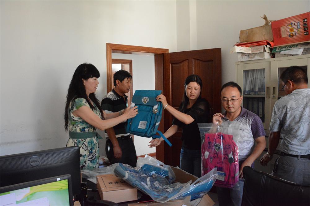 公司兩基層單位贈(zèng)送單位職工子女“六一”禮物