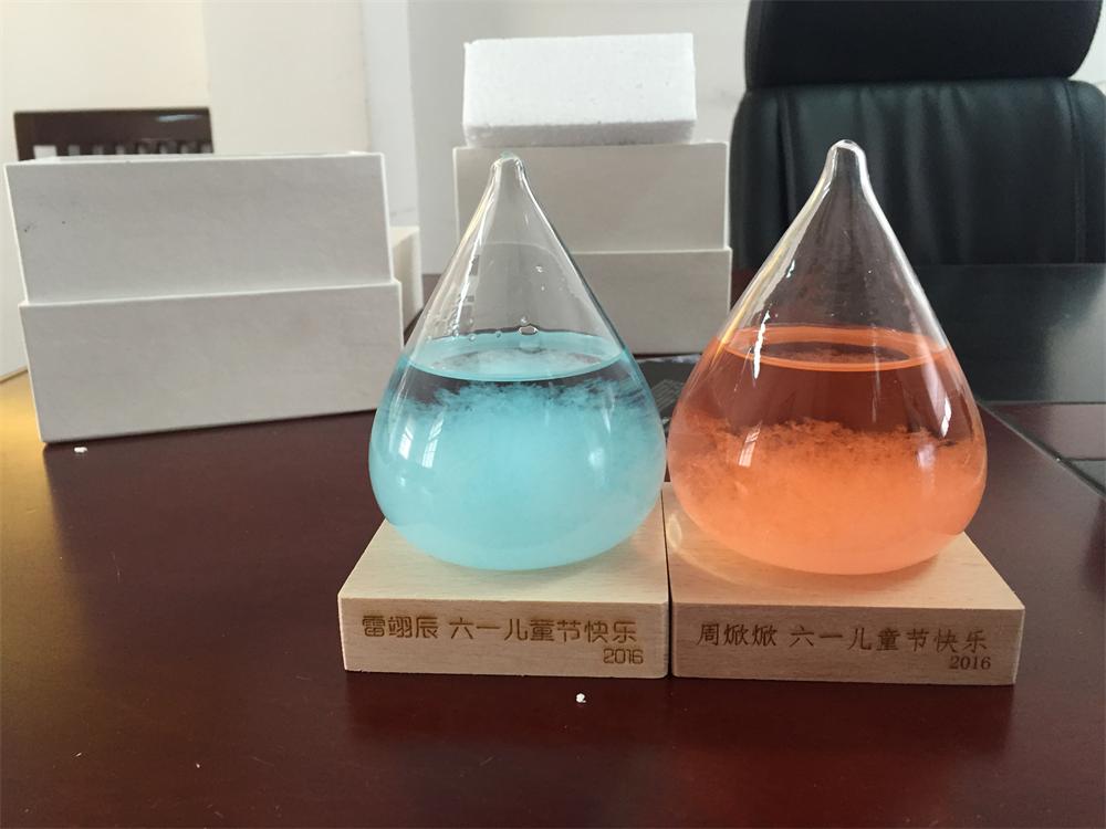 公司第一項(xiàng)目部為職工子女送天氣預(yù)報(bào)瓶