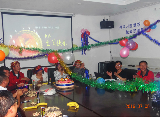 四直管香麗高速13-3工區(qū)開展主題為“相親相愛一家人“ 職工生日活動