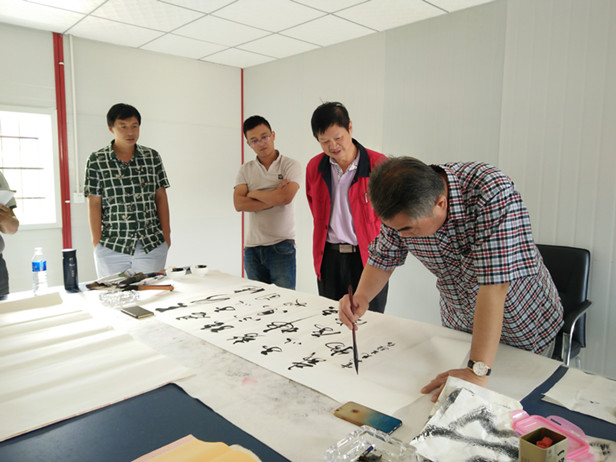 書法家王勝利受邀蒞臨香麗高速公路土建施工第十三項(xiàng)目部13-4工區(qū)