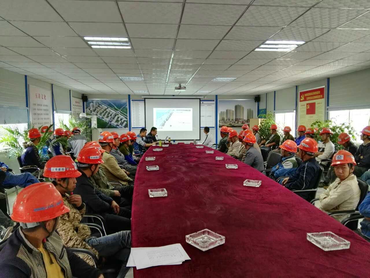 安裝分公司昭陽區(qū)在建項目組織農(nóng)民工進(jìn)行安全教育培訓(xùn)