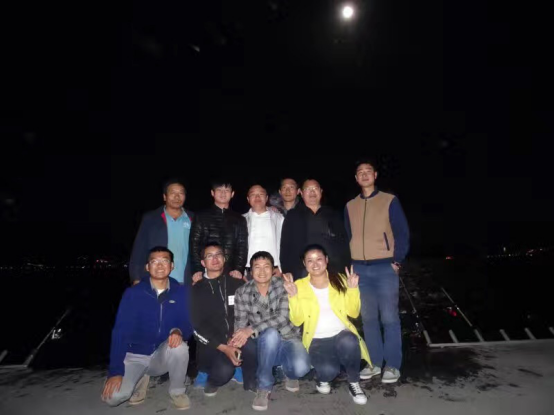 二十直管組織員工到洱海邊觀看“超級月亮”美景