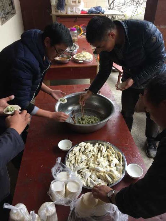 公司兩基層單位冬至日組織包餃子活動(dòng)