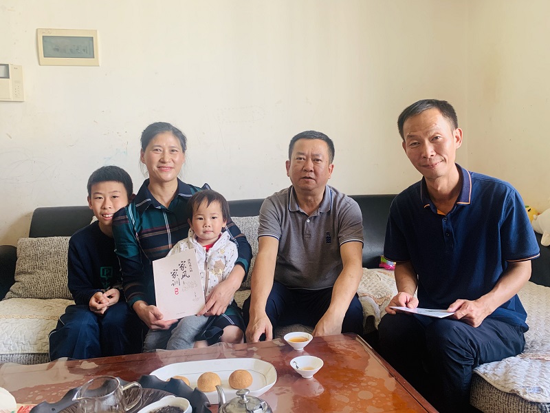 吳勇到副總經(jīng)理?xiàng)铎o家開(kāi)展家訪(fǎng)活動(dòng)