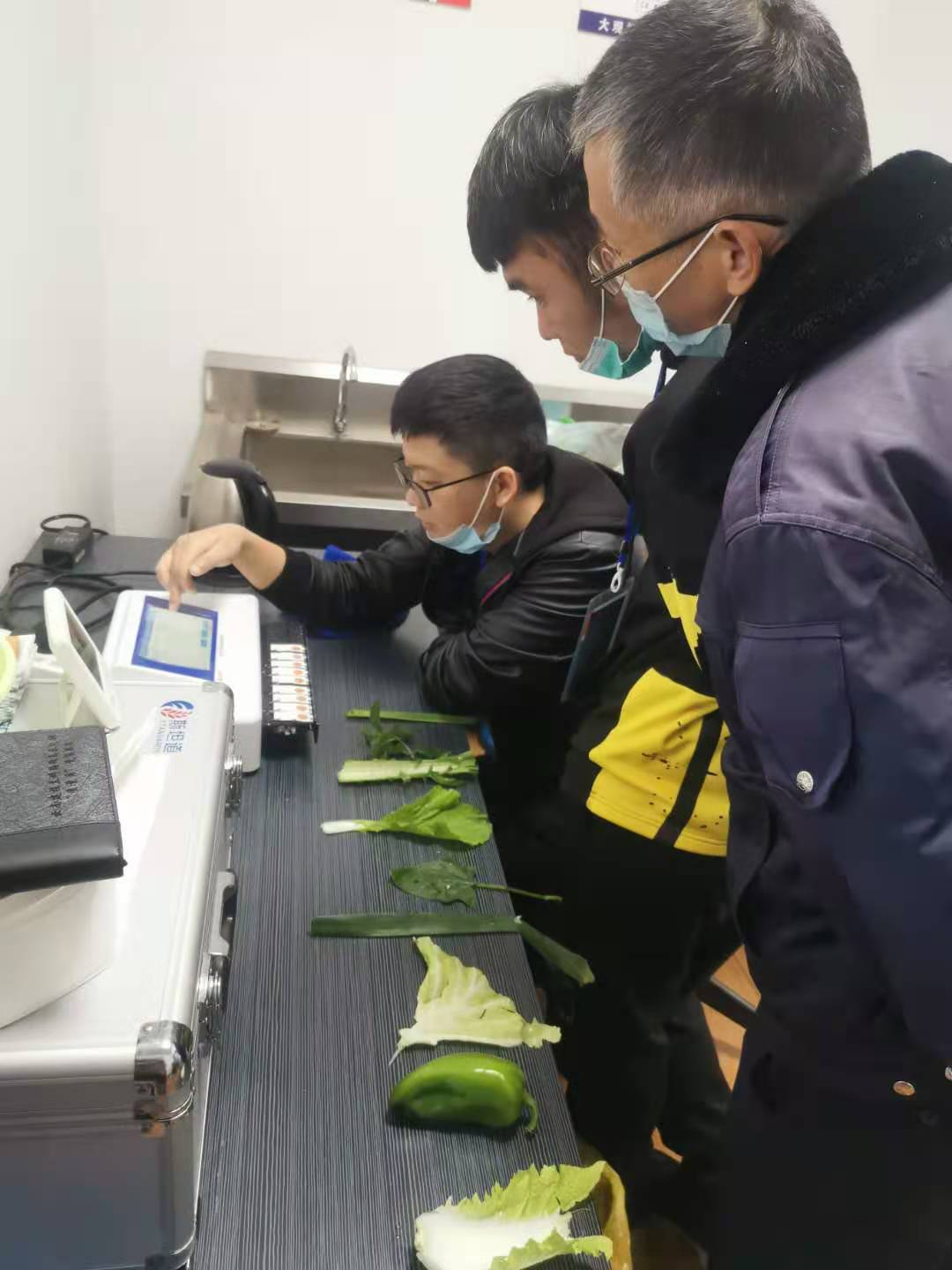 資產(chǎn)管理部組織大觀篆新農(nóng)貿(mào)市場新入職員工進(jìn)行農(nóng)殘檢測培訓(xùn)