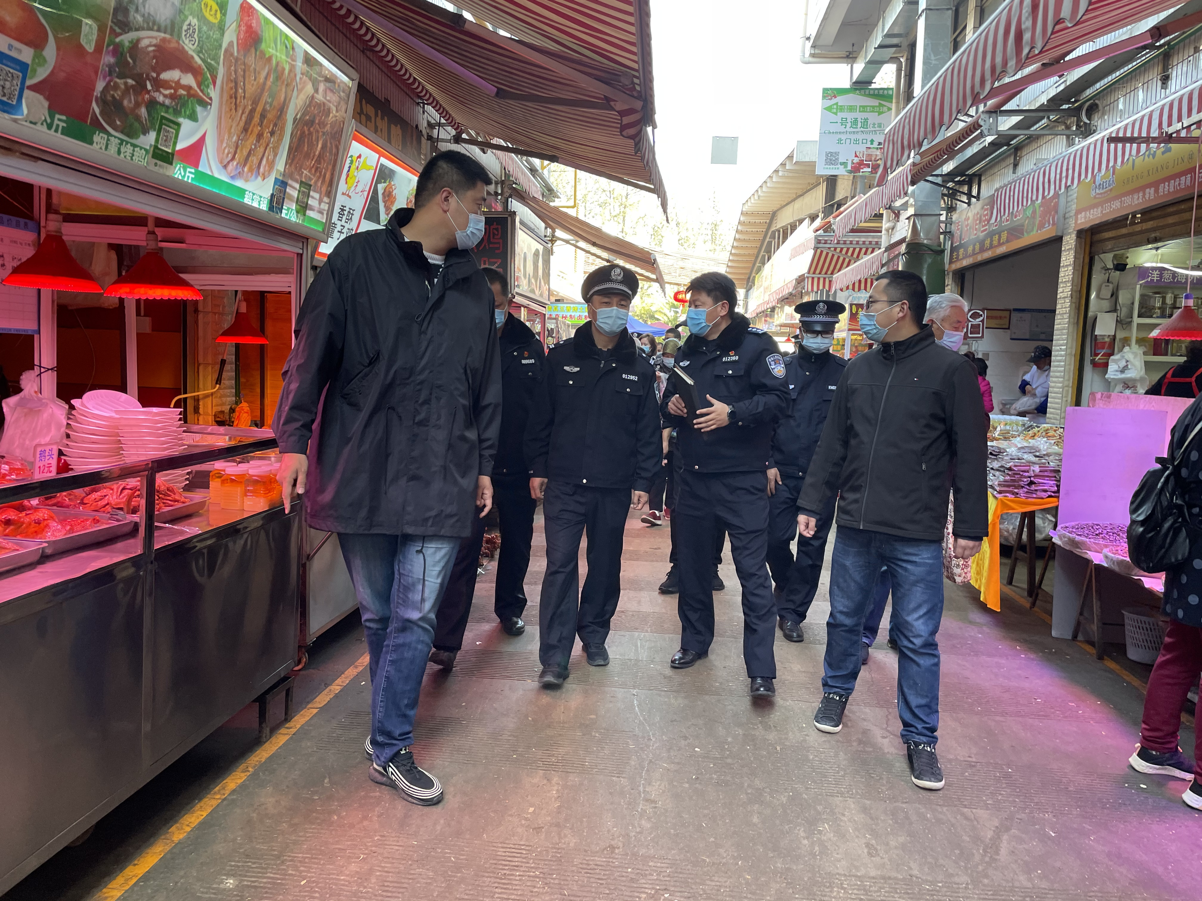 市公安局治安支隊(duì)聯(lián)合大板橋有關(guān)市場管理方到篆新農(nóng)貿(mào)市場考察調(diào)研