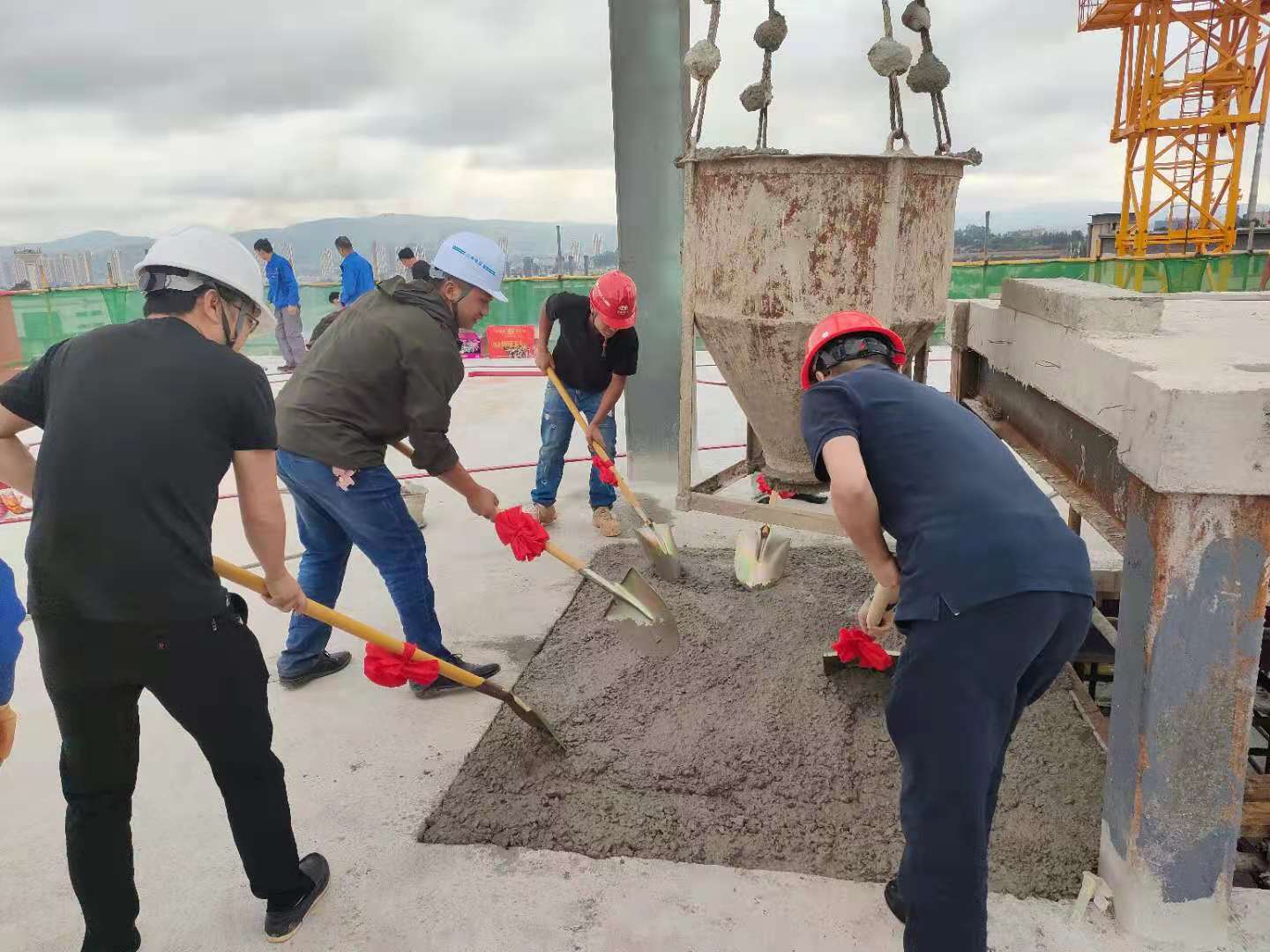 云南特立金空調(diào)銷售有限責(zé)任公司空調(diào)銷售、空調(diào)配件及通風(fēng)設(shè)備生產(chǎn)基地項目綜合樓順利封頂
