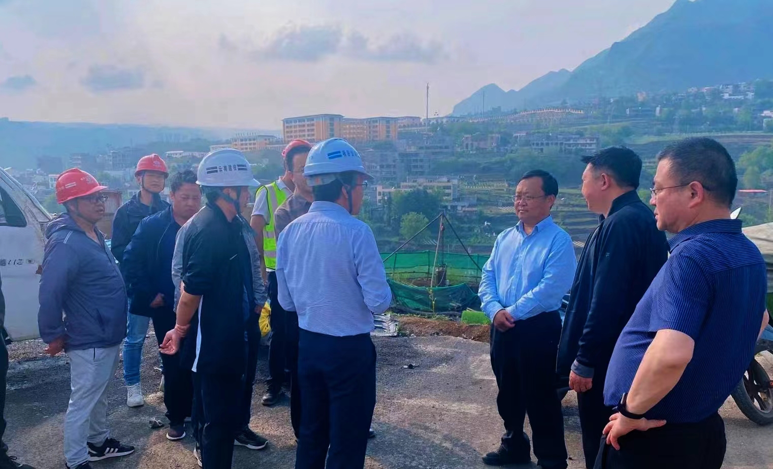 昭通市副市長(zhǎng)劉和開到鎮(zhèn)果高速公路二分部調(diào)研指導(dǎo)