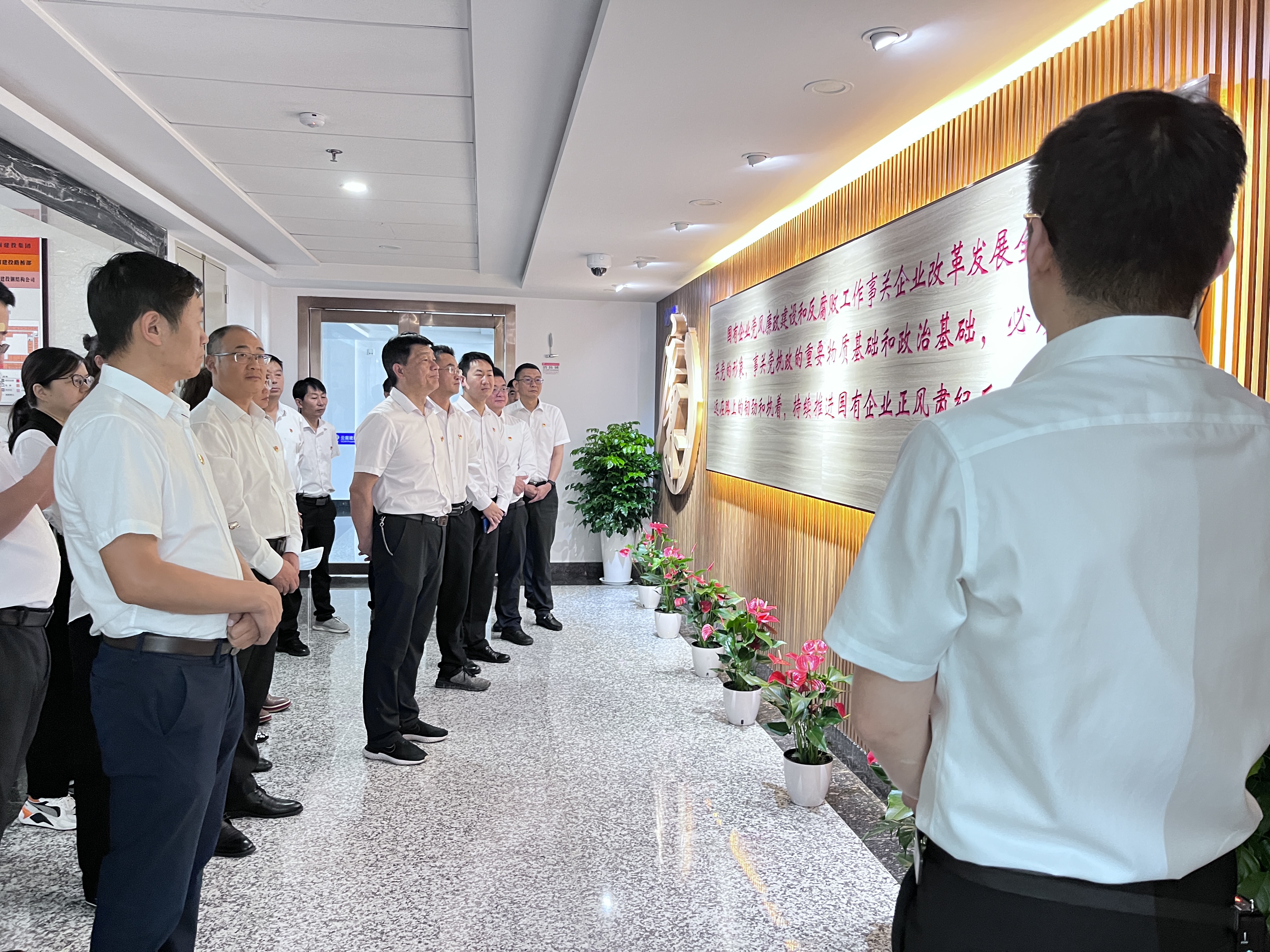公司黨委、紀(jì)委組織黨員領(lǐng)導(dǎo)干部參觀集團(tuán)廉潔警示教育基地