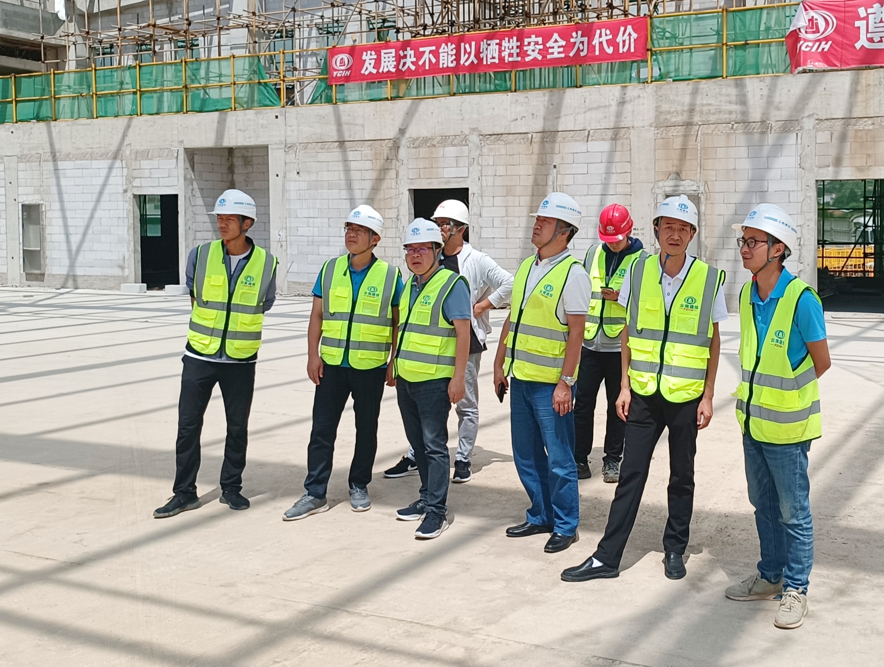 王長(zhǎng)錄到昆明卷煙工商物流一體化建設(shè)項(xiàng)目檢查指導(dǎo)