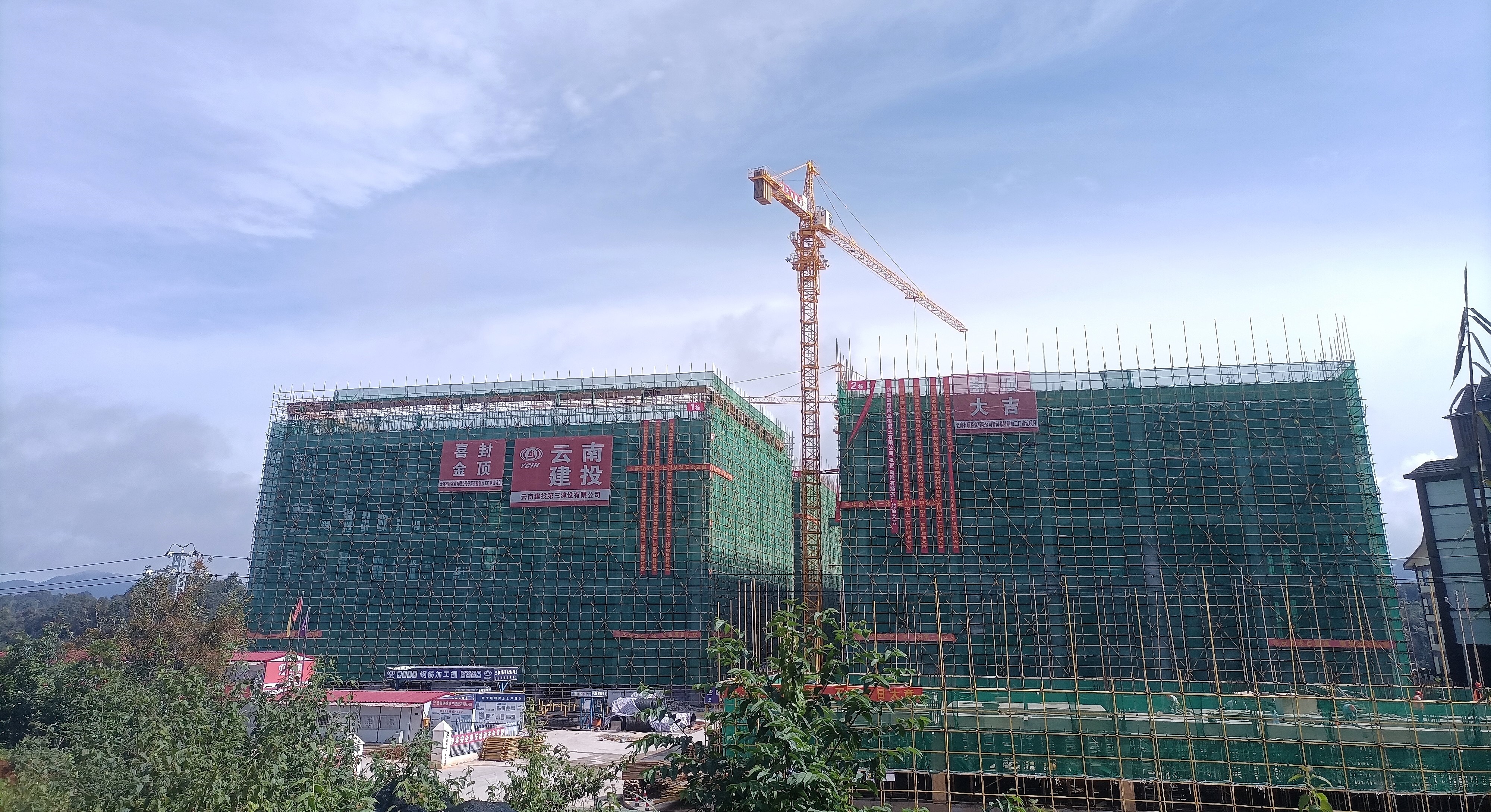 開工五個月    勐海有順茶廠建設(shè)項目四大廠房順利封頂！