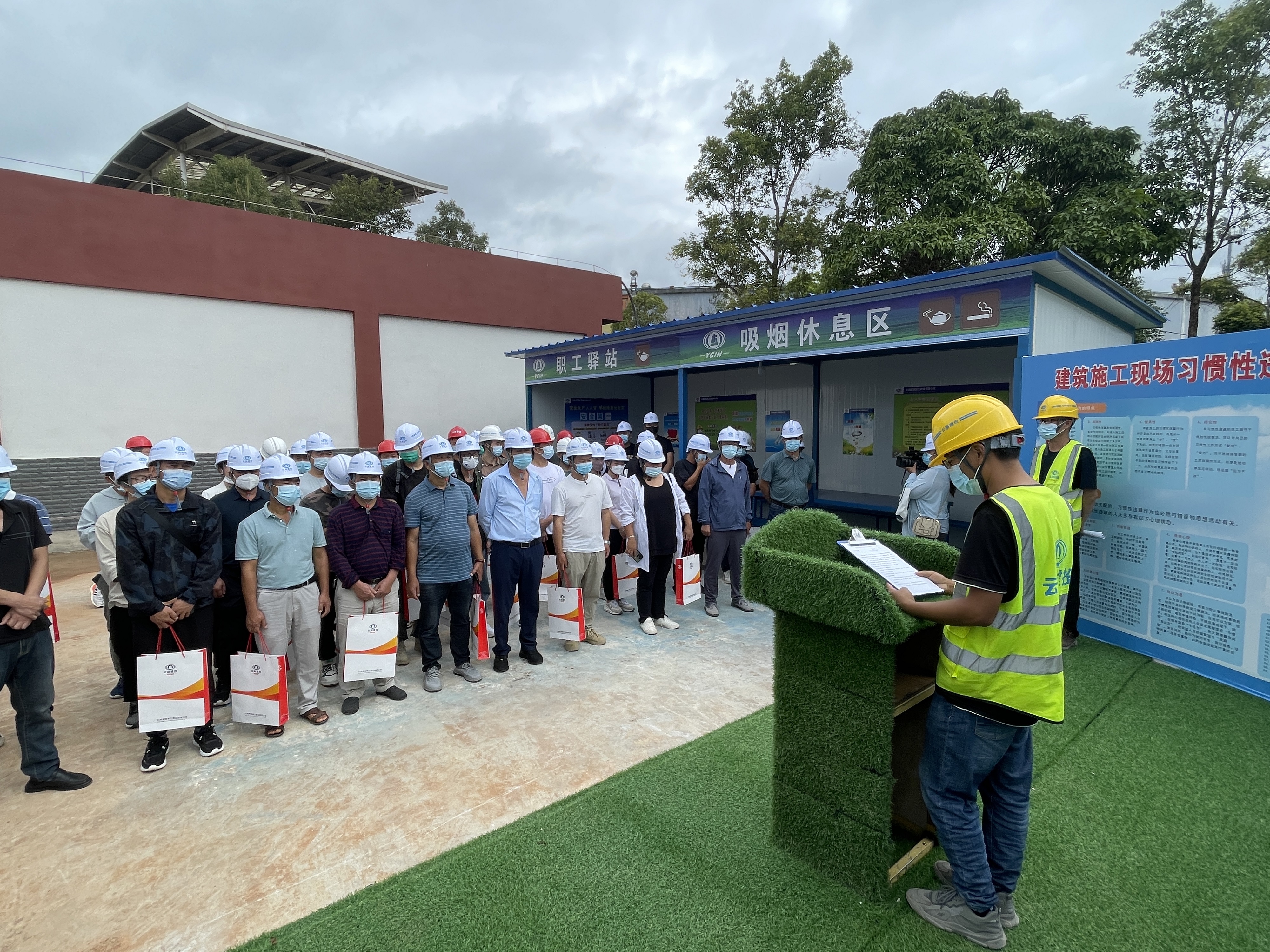 【質(zhì)量月】普洱市住建局率隊到公司普洱市體育職業(yè)高級中學建設項目（二期）觀摩學習