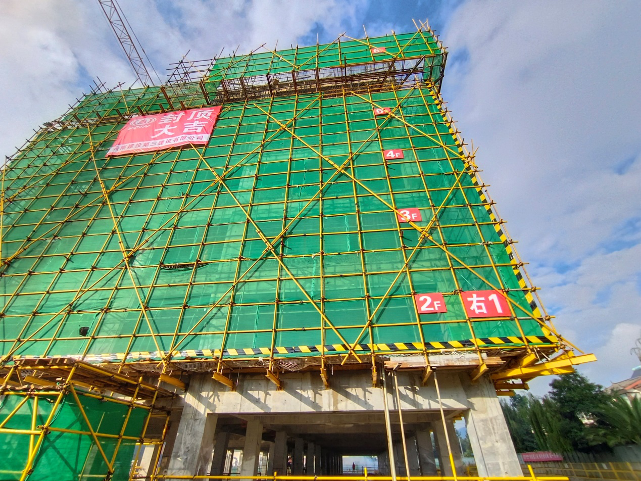 【項(xiàng)目動態(tài)】麗江師專改擴(kuò)建項(xiàng)目B區(qū)實(shí)驗(yàn)實(shí)訓(xùn)樓右1首塊樓板順利封頂