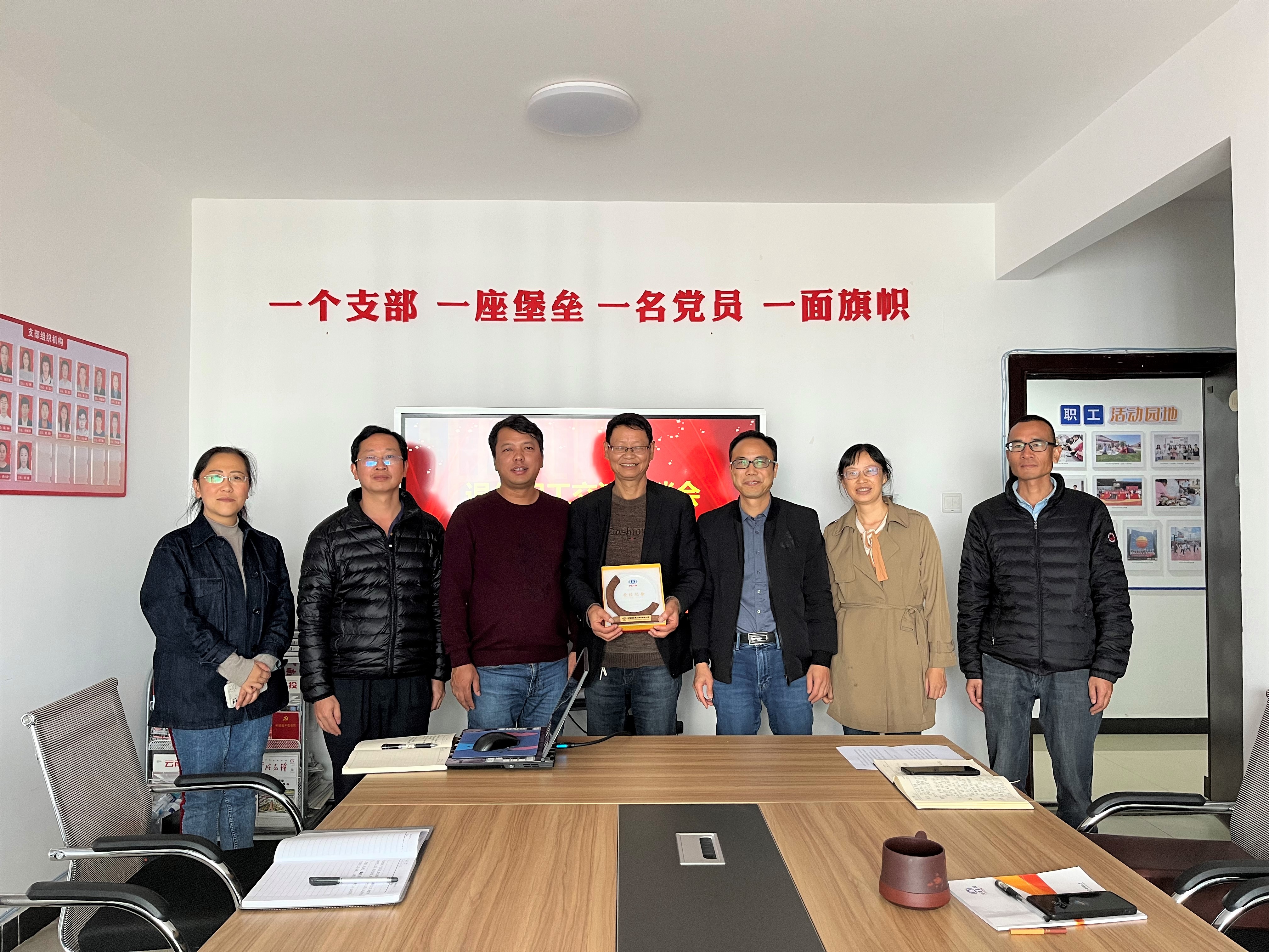 光榮在崗42年！退休歡送會，情誼暖人心