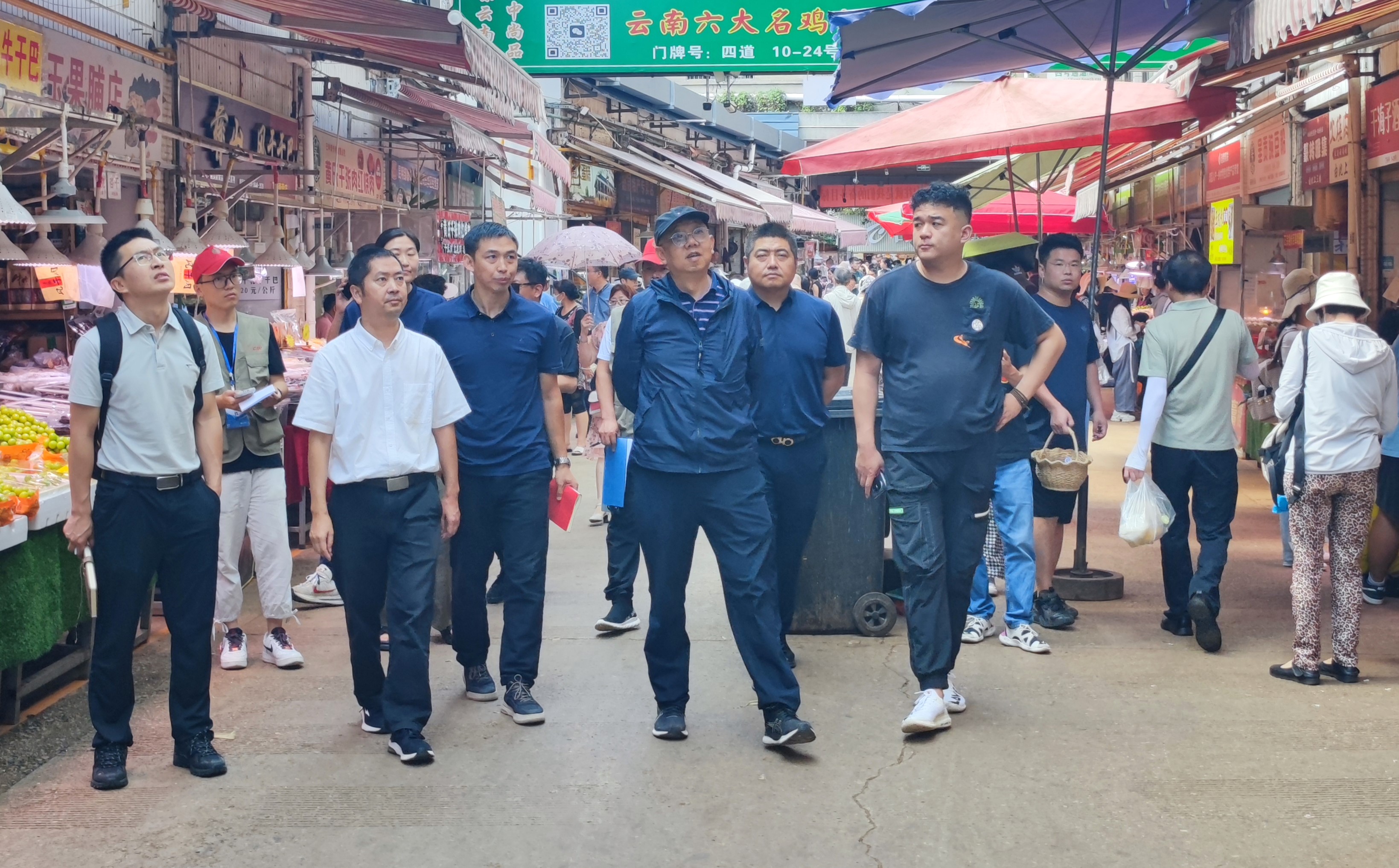 集團(tuán)公司安全總監(jiān)段益慶到大觀篆新農(nóng)貿(mào)市場進(jìn)行廣告牌、消防專項檢查