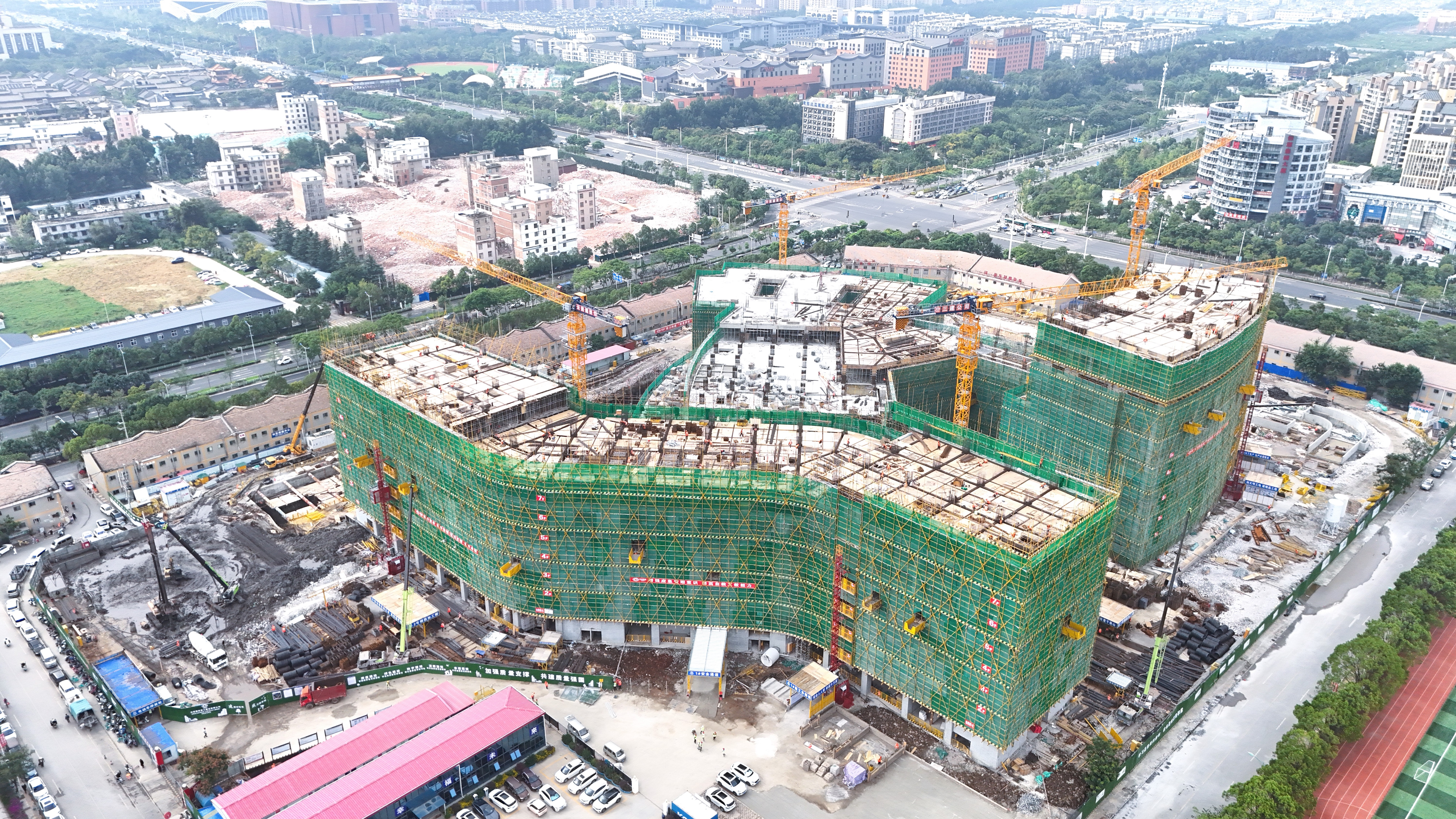 公司領(lǐng)導(dǎo)到云南省婦幼保健院新院建設(shè)項目檢查指導(dǎo) 看望慰問一線干部職工