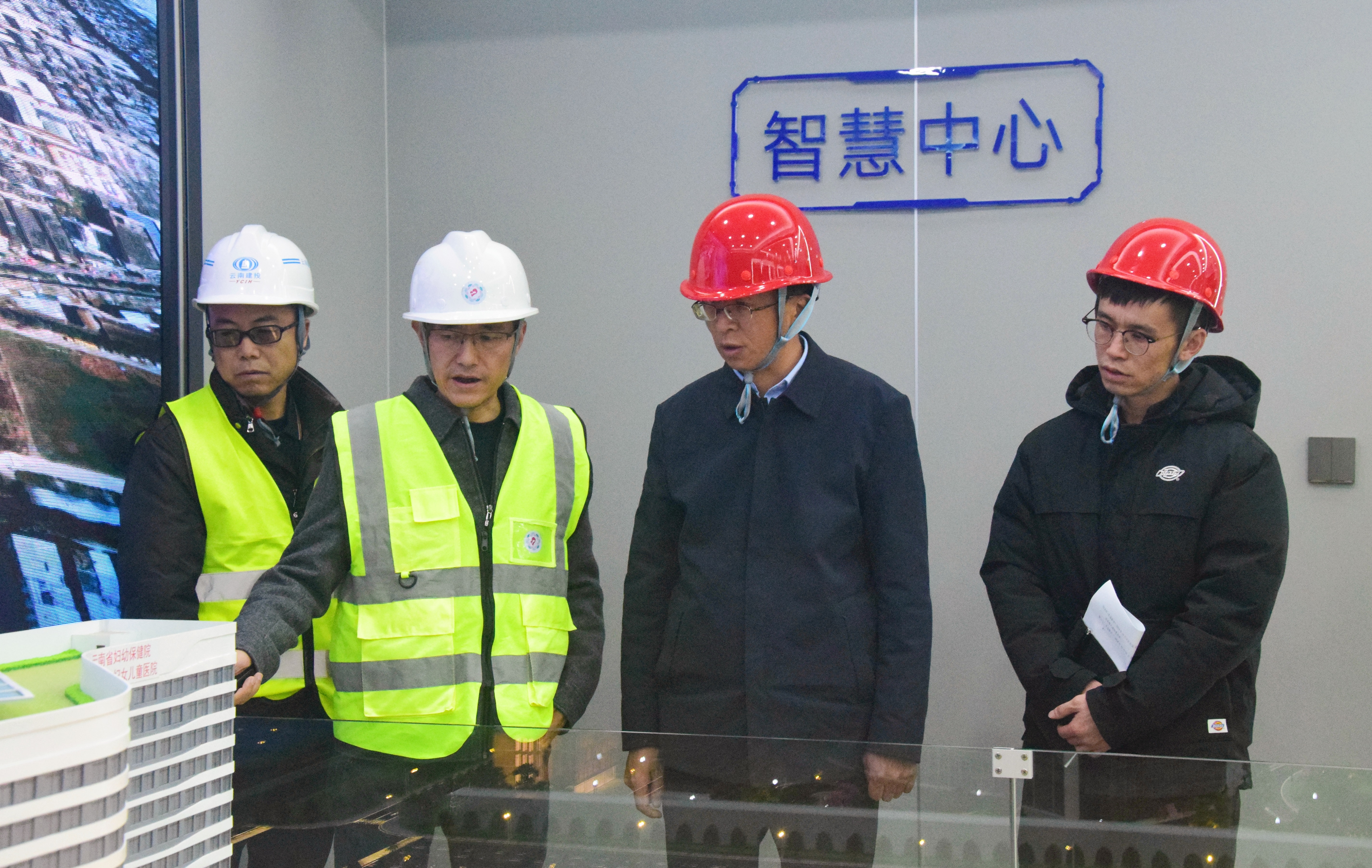 官渡區(qū)副區(qū)長楊云昆到云南省婦幼保健院項(xiàng)目調(diào)研